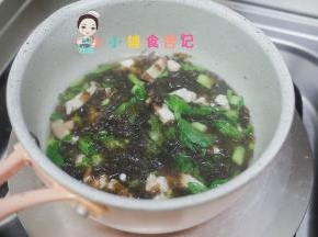 最后放入植物油、虾皮粉调味就可以啦