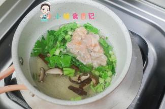 加入鸡肉跟青菜