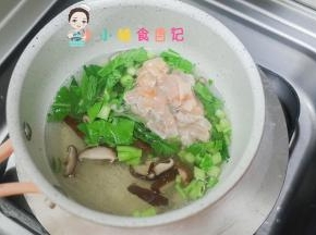 加入鸡肉跟青菜