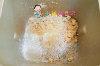 酵母3克。高筋面粉200克。黑麦粉50克。糖8克 盐3克 水170克 黄油5克 肉松20g
放入面包机揉成团mix揉面功能揉20分钟，夏天要用冰水或者冰牛奶，不然面温高会提前发酵，面粉的吸水性不一样，所以我们先预留10克水，看面团的干湿度决定