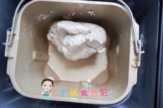 可以拉出一点膜加入软化的黄油继续揉5-10分钟即可。面团表面是光滑柔软的