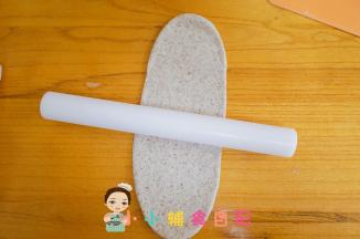 面团整成圆形，用擀面杖从中间，上下擀开成牛舌状