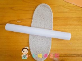 面团整成圆形，用擀面杖从中间，上下擀开成牛舌状