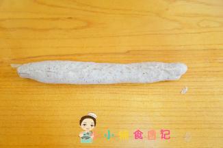 面团从上到下卷起来，接口捏紧搓成长条大概22厘米左右
