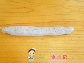 面团从上到下卷起来，接口捏紧搓成长条大概22厘米左右