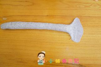 一边擀开成鱼尾状