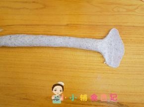一边擀开成鱼尾状