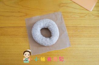 下面放一张纸，我们把它放在烤盘里。