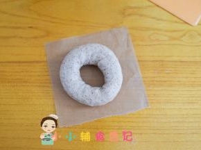 下面放一张纸，我们把它放在烤盘里。