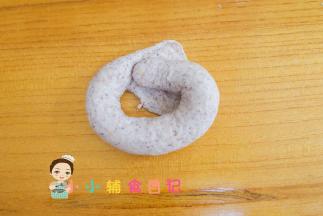 做成这样的一个圆的就可以了，我们中间是一个洞的 我们把接口不好看的地方朝下。