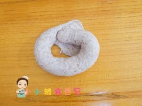 做成这样的一个圆的就可以了，我们中间是一个洞的 我们把接口不好看的地方朝下。
