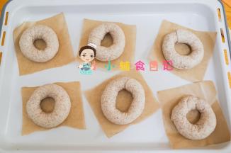 把做好的贝果放在烤箱里发酵，大概35度左右，里面可以放一盆热水来发酵。