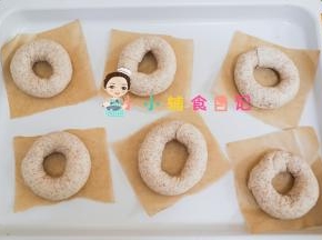 把做好的贝果放在烤箱里发酵，大概35度左右，里面可以放一盆热水来发酵。