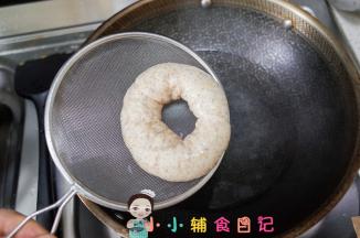 面包放进去以后，每一面煮30秒左右，要翻面，翻面以后我们拿一个漏勺把它捞出来。