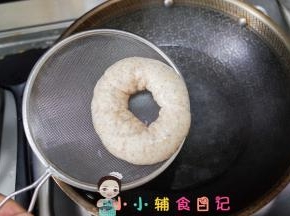 面包放进去以后，每一面煮30秒左右，要翻面，翻面以后我们拿一个漏勺把它捞出来。