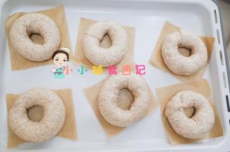 大概发酵25分钟左右就可以，不是发到两倍大哦，而是看起来有一些膨胀。