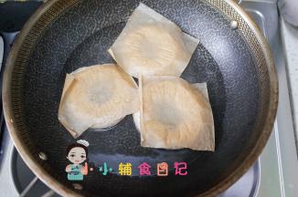 在面包快要就是好的时候，我们就要提前先把糖水煮起来，500克的水加入25克的糖来，糖水煮沸以后我们要关小火，要微微沸腾而不是大开。还要把烤箱打开预热，上下火180度