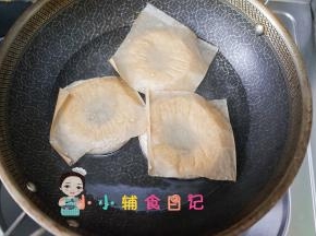 在面包快要就是好的时候，我们就要提前先把糖水煮起来，500克的水加入25克的糖来，糖水煮沸以后我们要关小火，要微微沸腾而不是大开。还要把烤箱打开预热，上下火180度