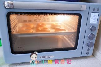 煮好的面包放入烤盘立即放入预热好的烤箱上下火180度中层烤20分钟左右就好了