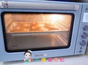 煮好的面包放入烤盘立即放入预热好的烤箱上下火180度中层烤20分钟左右就好了