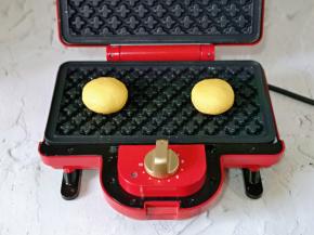 再放上包有豆沙的面团。(最好放在烤盘的两侧，如图)