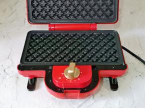 将三明治机器预热，烤盘上刷少许油。