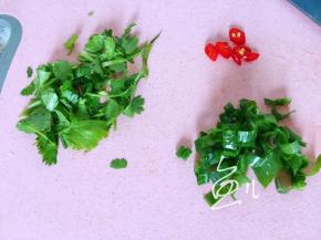 香菜切段，葱切碎，红辣椒切段