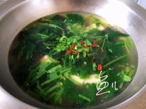 放入香菜段、葱碎、辣椒段