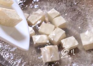 锅中烧开水，放入豆腐块煮1分钟捞出