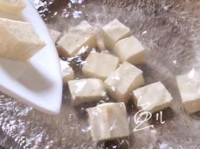 锅中烧开水，放入豆腐块煮1分钟捞出