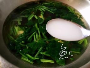 倒入淀粉勾芡，熄火