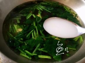 倒入淀粉勾芡，熄火