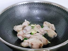 加入焯水的鸭胗煸炒。