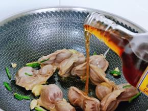 再加入料酒，适当可以多一点点，去腥。