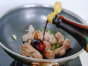 再加入生抽，小火翻炒均匀。