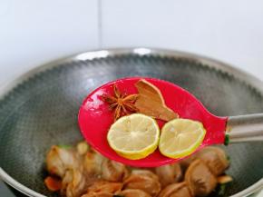 加入八角，桂皮，柠檬片。