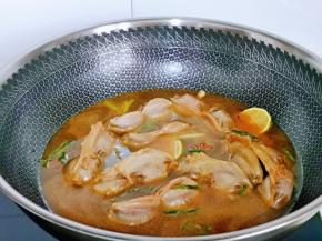 加入纯净水，没过鸭胗为佳，盖上盖子大火烧开，转小火慢炖约35分钟。