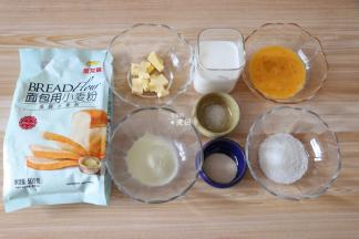 准备好面团食材；
