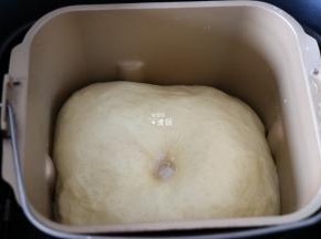面团发酵到两倍大即可，再选择揉面程序和面5分钟排气；