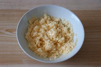 面团在发酵的时候可以来准备馅料，将椰蓉馅料中的纯牛奶、鸡蛋液和白砂糖混合，搅拌均匀后再倒入奶粉和椰蓉搅拌均匀；