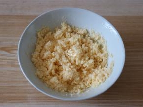 面团在发酵的时候可以来准备馅料，将椰蓉馅料中的纯牛奶、鸡蛋液和白砂糖混合，搅拌均匀后再倒入奶粉和椰蓉搅拌均匀；