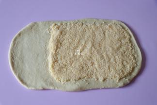 面皮三分之二部分都铺上椰蓉馅；