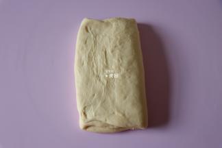 再将右边的三分之一面皮折过来；