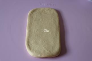 用擀面杖轻轻擀开一些，注意不要太用力把馅料挤出来哦；