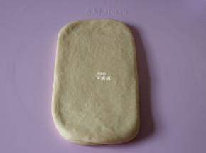 用擀面杖轻轻擀开一些，注意不要太用力把馅料挤出来哦；