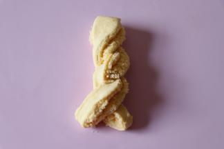 然后将两条交叉编起来，就像编辫子那样，编好底部收紧；