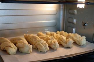 全部放在烤盘上，移入烤箱选择发酵功能进行二次发酵，时间大约是一个半小时，因为现在天气冷所以时间长一点，天热的话一个小时左右差不多了；