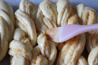 发酵到2倍大后取出，在表面刷一层鸡蛋液（配方外）；