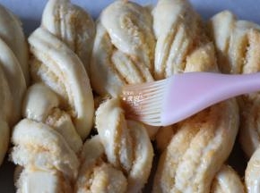 发酵到2倍大后取出，在表面刷一层鸡蛋液（配方外）；