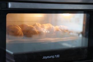 放进预热好的烤箱中层，上下管180度，烤18分钟左右即可；